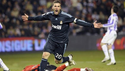 kering.com-西班牙骑手何塞·玛丽亚·拉罗卡在巴黎奥运会上夺得个人障碍赛银牌，创造历史。